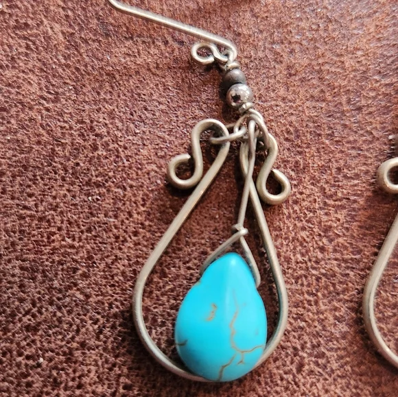 Elegant Silver and Turquoise Dangle Earrings - Picture 2 of 4